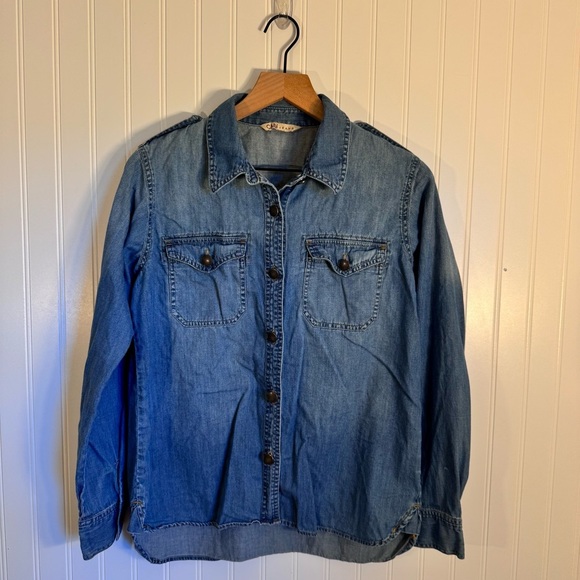 CAbi Tops - CAbi Jeans Blue Denim Shirt Western Chambray Button Down Pockets Women’s Size M